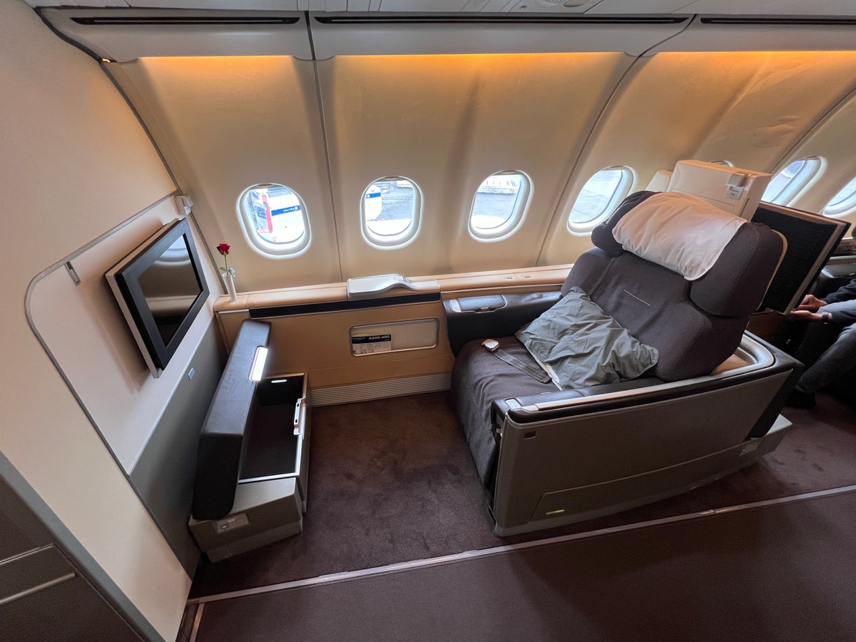 Lufthansa Airbus A340-600 First Class Review [FRA to ORD]
