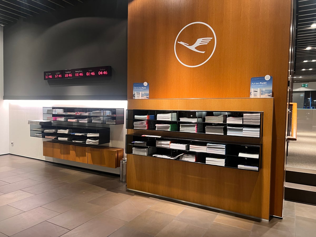 LH First Class Terminal Frankfurt periodicals