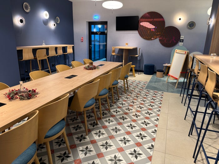 MEININGER Krakow Centrum dining long table