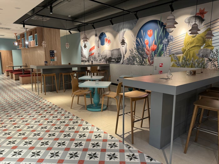 MEININGER Krakow Centrum dining tables wall