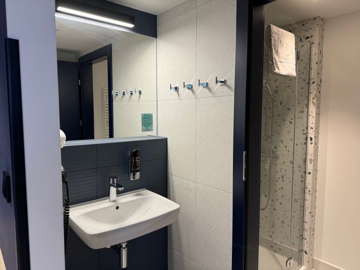 MEININGER Krakow Centrum family room bathroom sink shower