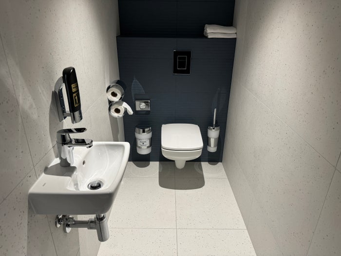 MEININGER Krakow Centrum family room bathroom toilet