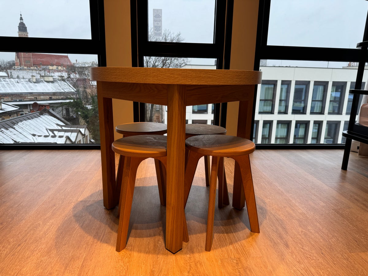 MEININGER Krakow Centrum family room table chairs