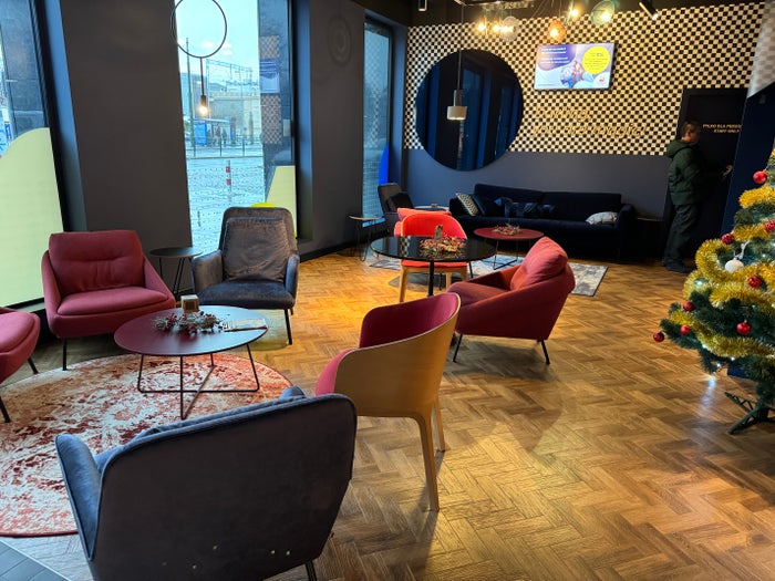 MEININGER Krakow Centrum lobby left seating