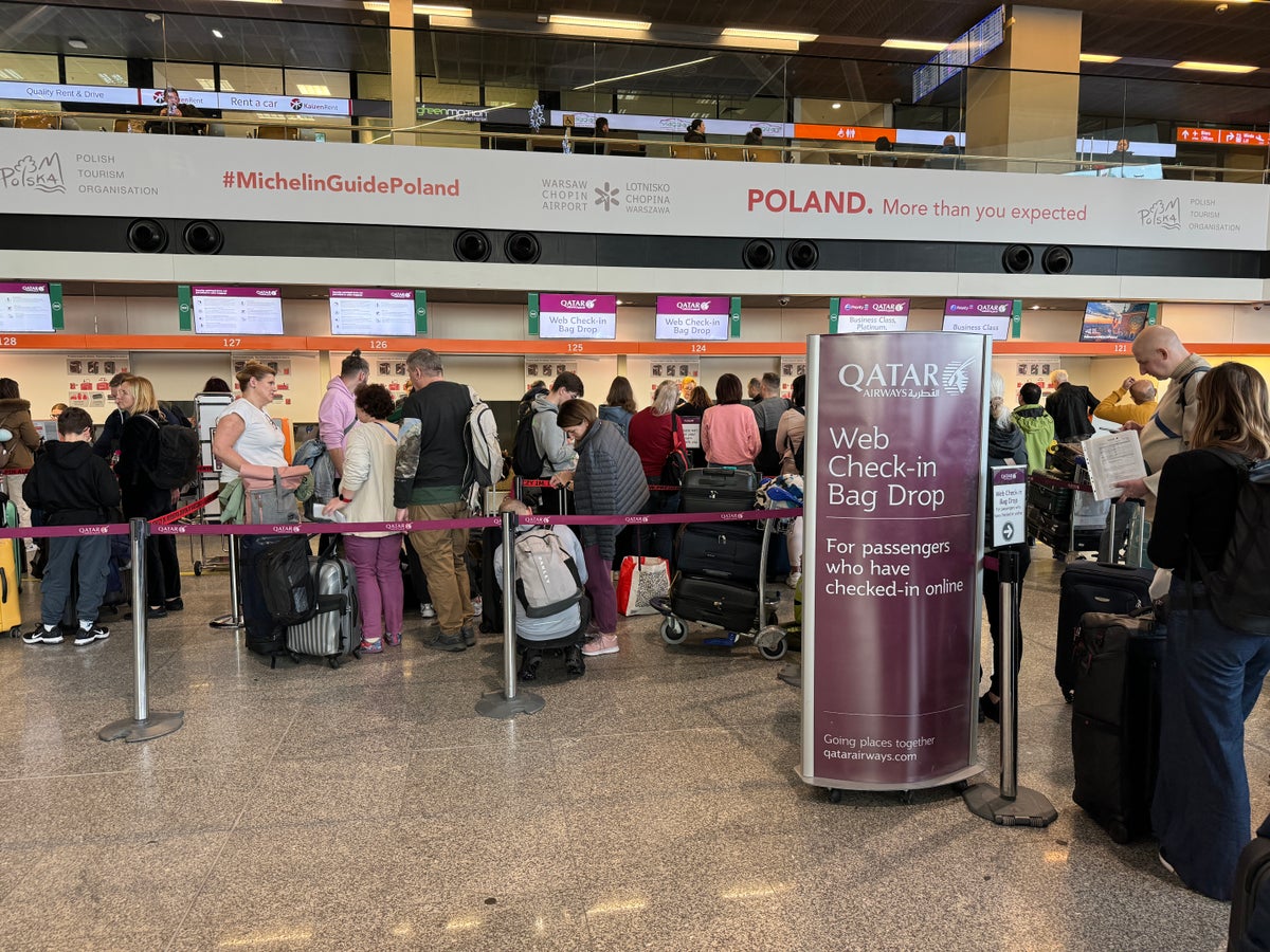 Qatar Airways Warsaw Airport bag drop