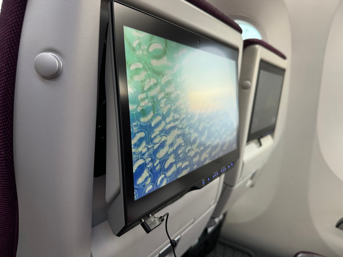 Qatar Airways economy WAW DOH 787 IFE screen adjustment