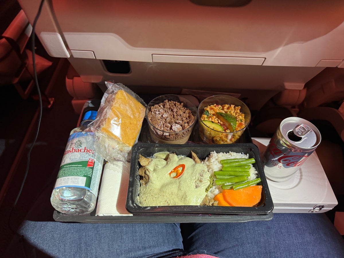 Qatar Airways economy WAW DOH 787 Thai beef curry