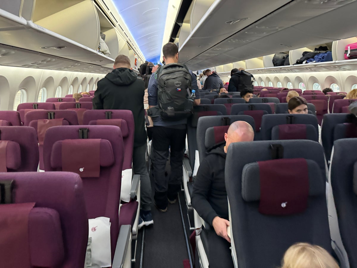 Qatar Airways economy WAW DOH 787 cabin