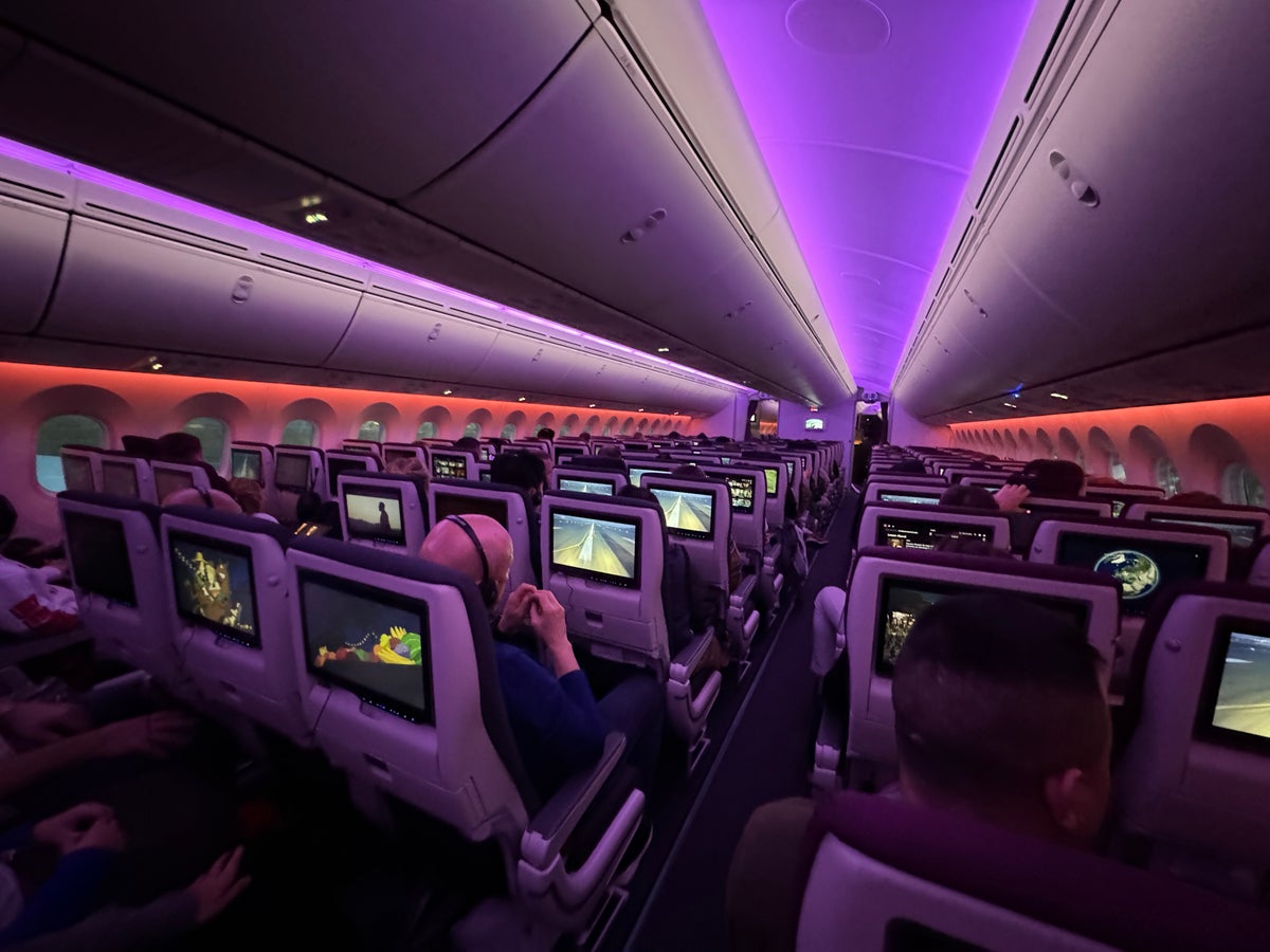 Qatar Airways economy WAW DOH 787 dim lighting