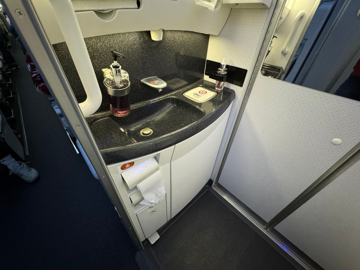 Qatar Airways economy WAW DOH 787 lavatory sink