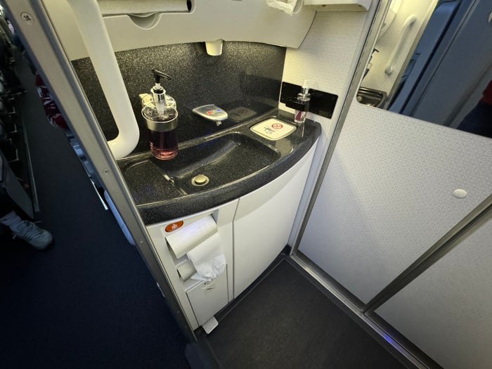 Qatar Airways economy WAW DOH 787 lavatory sink Qatar Airways economy WAW DOH 787 lavatory sink
