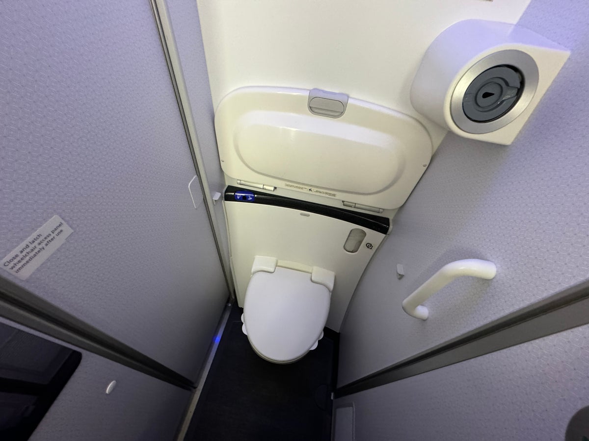 Qatar Airways economy WAW DOH 787 lavatory toilet