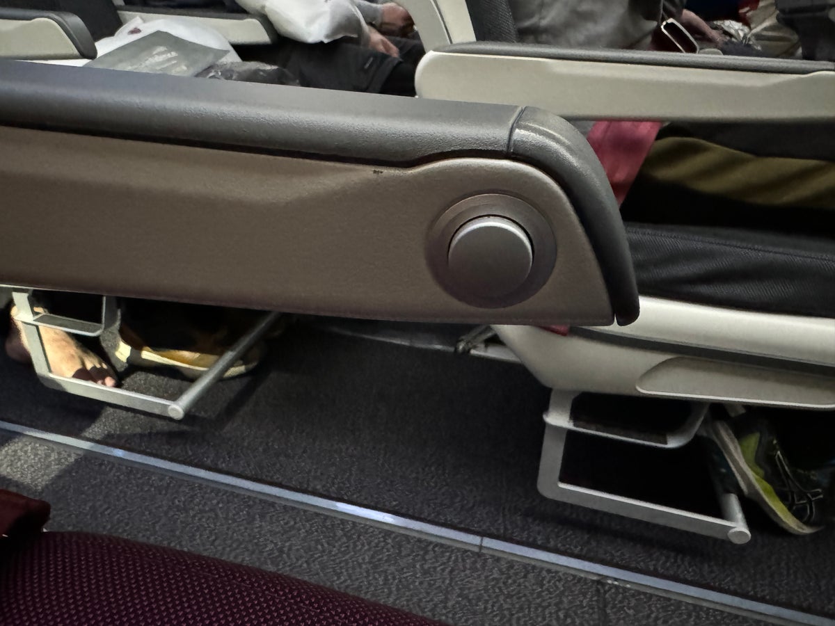 Qatar Airways economy WAW DOH 787 recline button