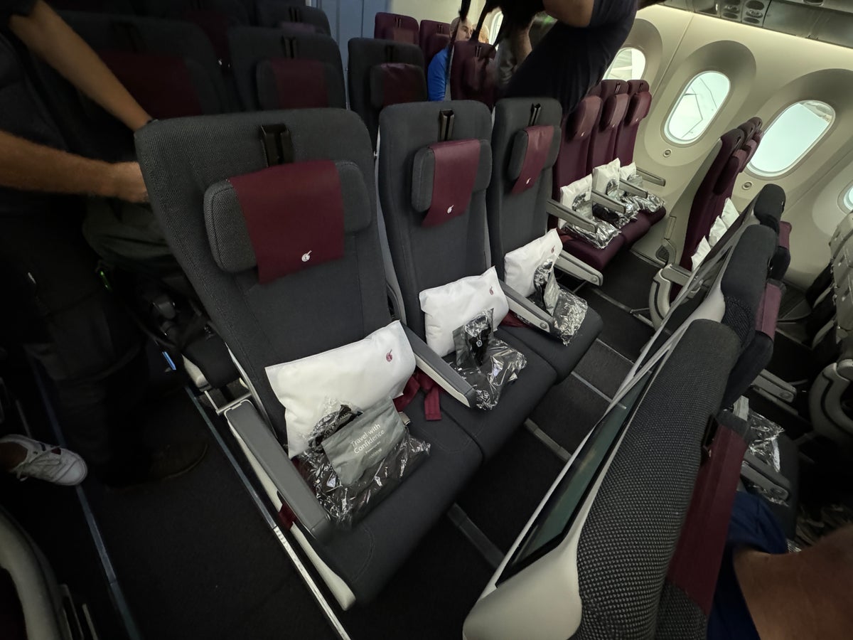 Qatar Airways economy WAW DOH 787 row 25 center