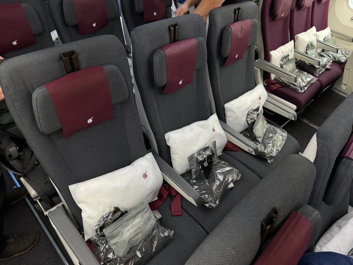 Qatar Airways economy WAW DOH 787 row 25