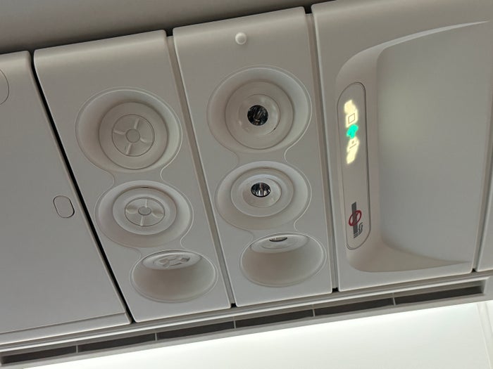 Qatar Airways economy WAW DOH 787 vent light Qatar Airways economy WAW DOH 787 vent light