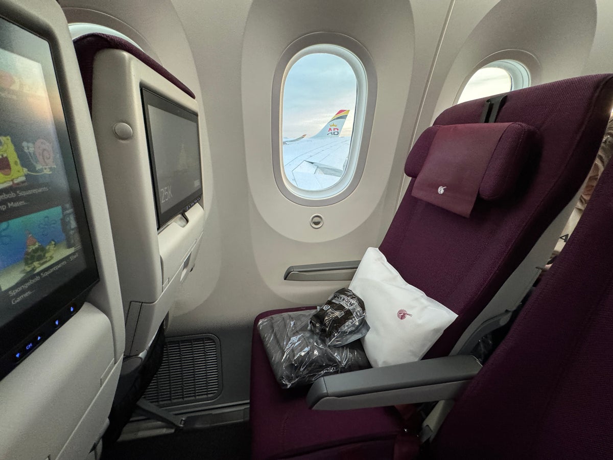 Qatar Airways Boeing 787-9 Economy Class Review [WAW to DOH]