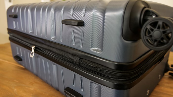 Samsonite Evolve SE Hardside luggage feet