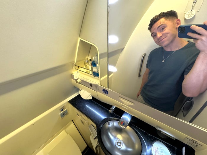 Sri Lankan A330 business class bathroom