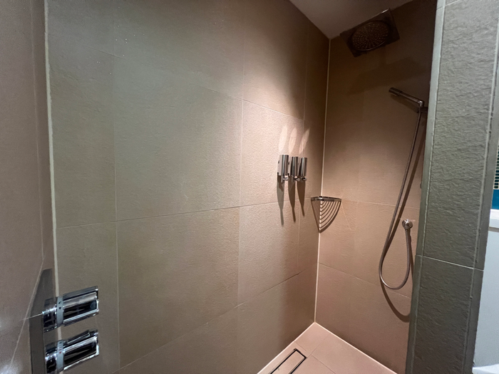 Etihad Lounge LHR Shower