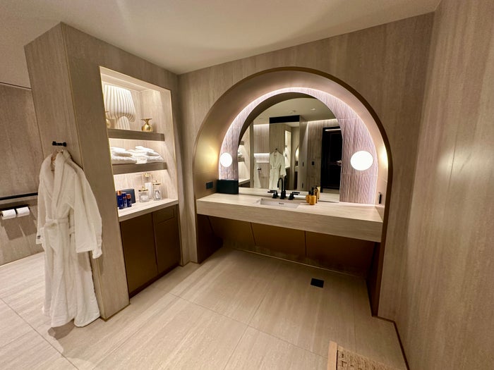 Chase Lounge Reserve Suite Private Bathroom