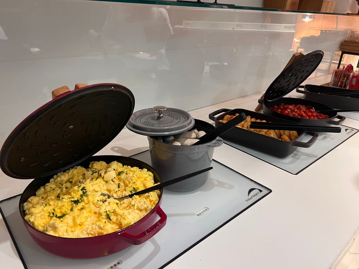 Air Canada business Maple Leaf Lounge Frankfurt breakfast food