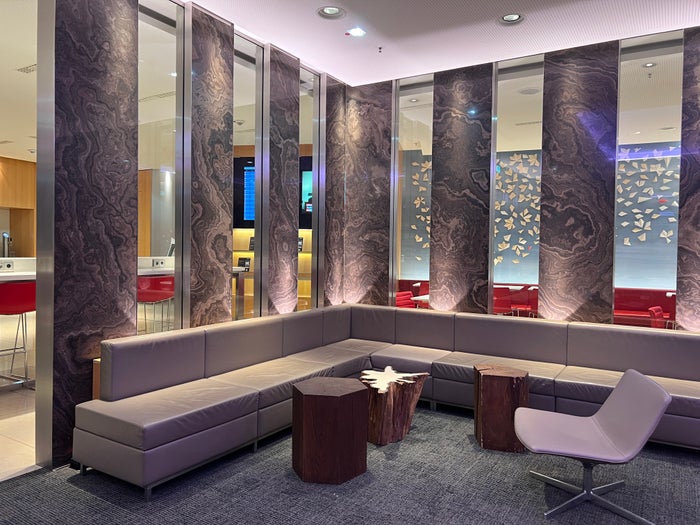 Air canada business maple leaf lounge Frankfurt seats Air canada business maple leaf lounge Frankfurt center seating
