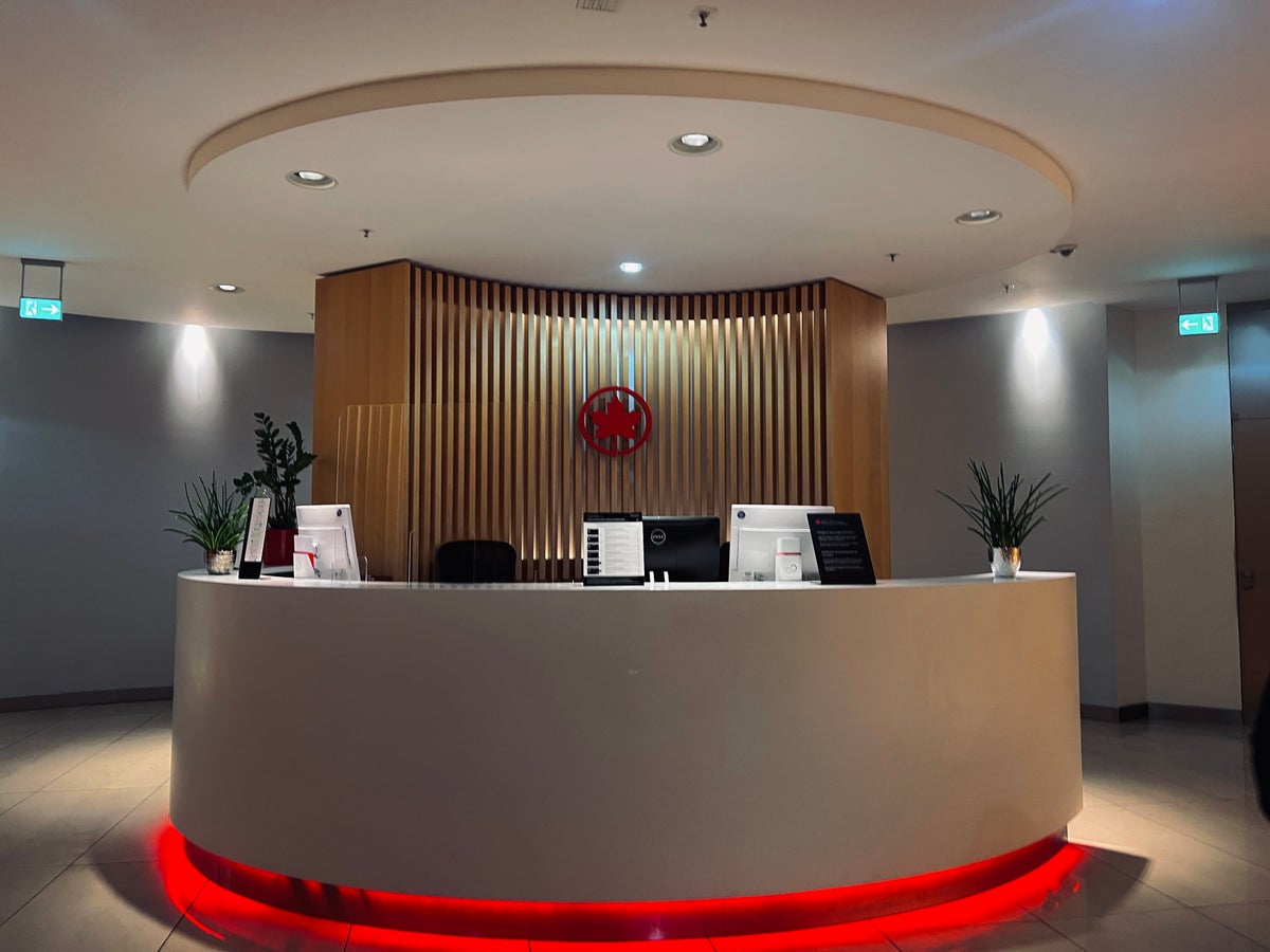 Air Canada business Maple Leaf Lounge Frankfurt check in desk
