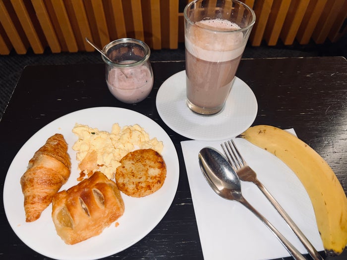 Air Canada business Maple Leaf Lounge Frankfurt my breakfast