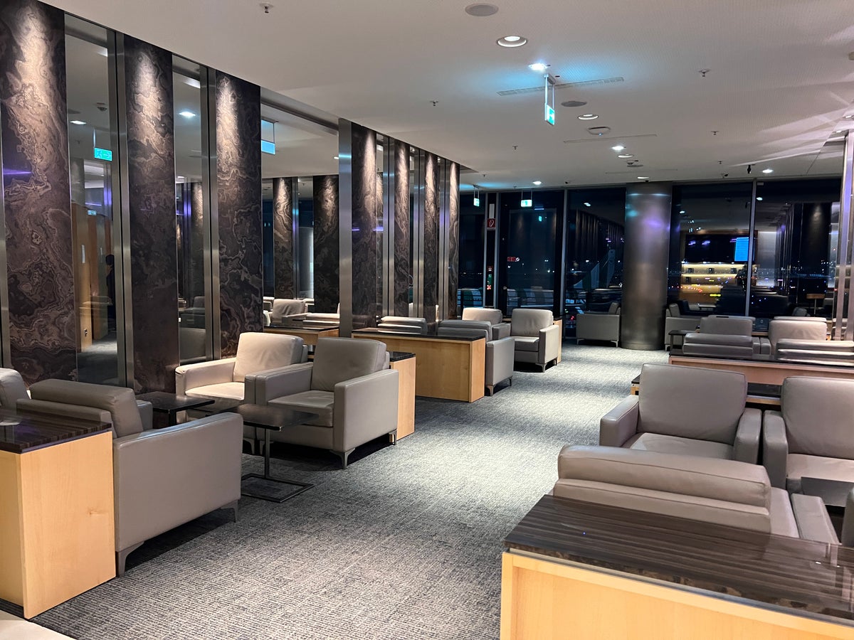 Air Canada business Maple Leaf Lounge Frankfurt so much seating