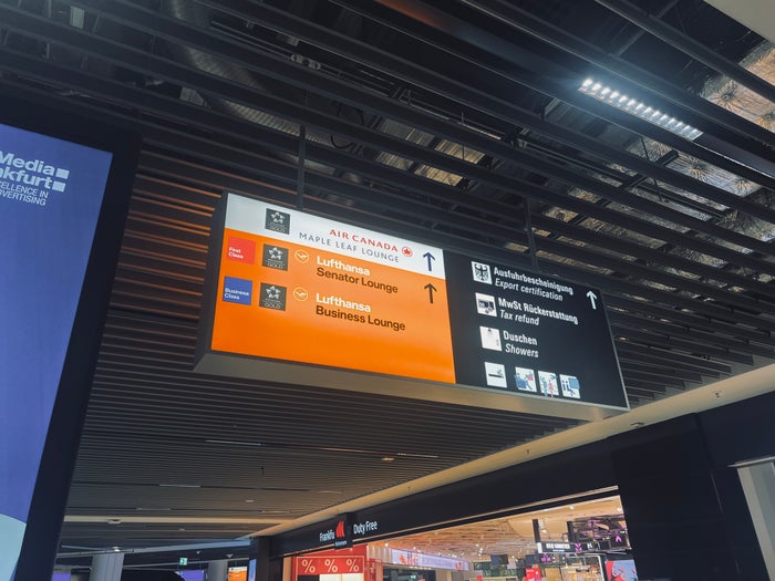 Air Canada business sign to Maple Leaf Lounge