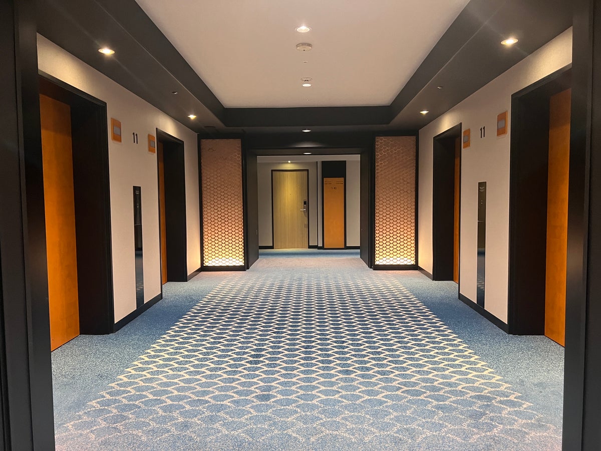 Hilton Tokyo Bay elevator hallway 