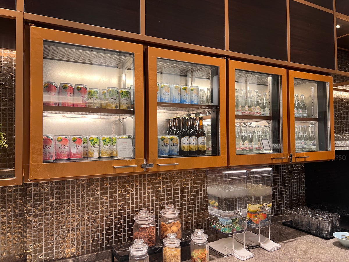 Hilton Tokyo Bay executive lounge drink selection