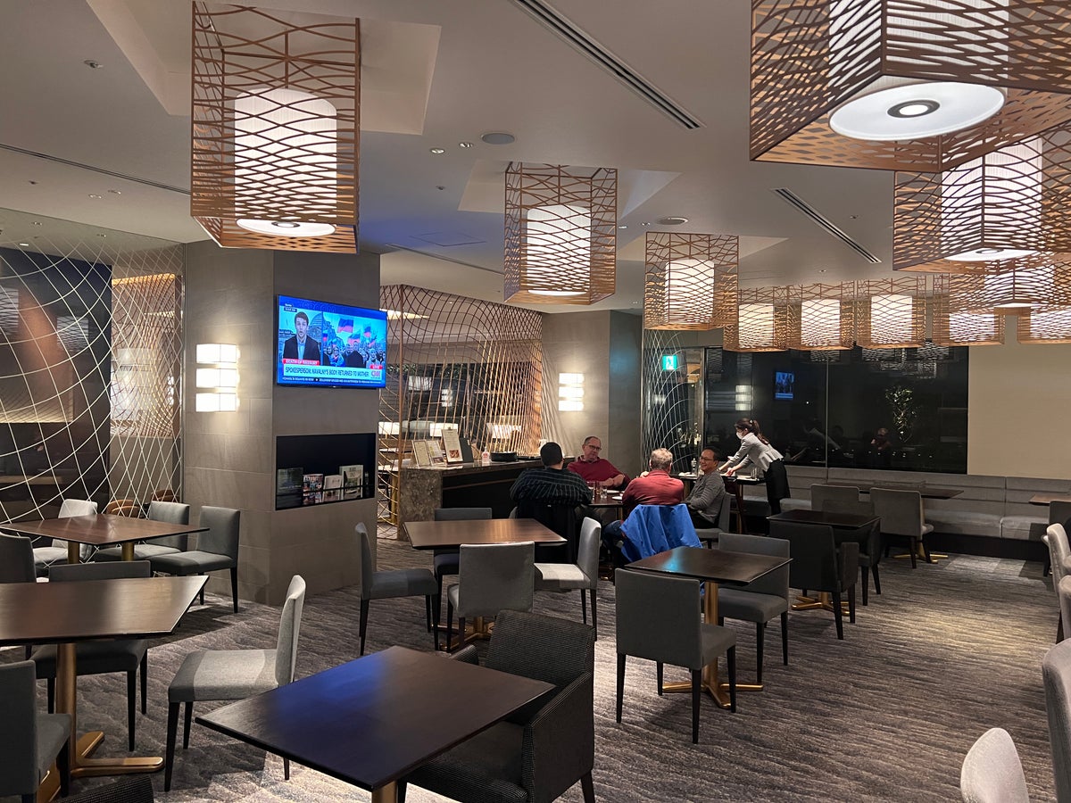 Hilton Tokyo Bay executive lounge seating