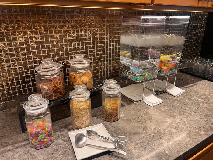 Hilton Tokyo Bay executive lounge snacks