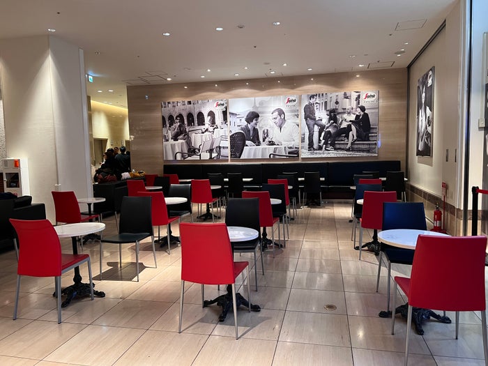 Hilton Tokyo Bay lobby seating