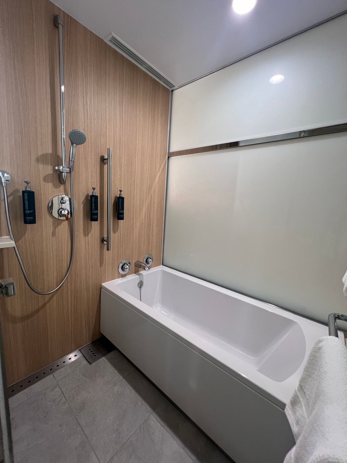 Hilton Tokyo Bay room shower and bathtub