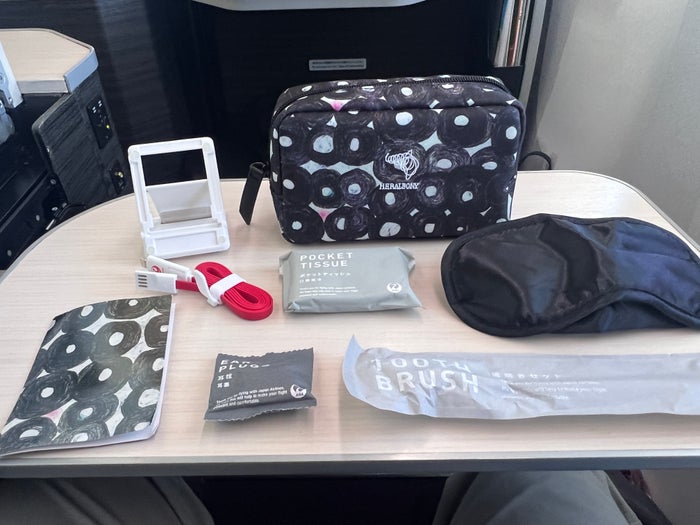 Japan Airlines 777 300er business class amenity kit inner Japan Airlines 777 300er business class amenity kit inner