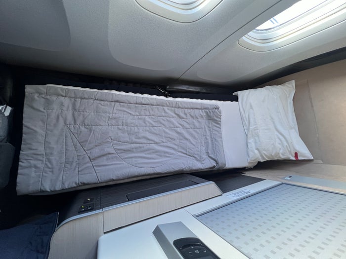 Japan Airlines 777 300er business class bed fully lie flat Japan Airlines 777 300er business class bed fully lie flat