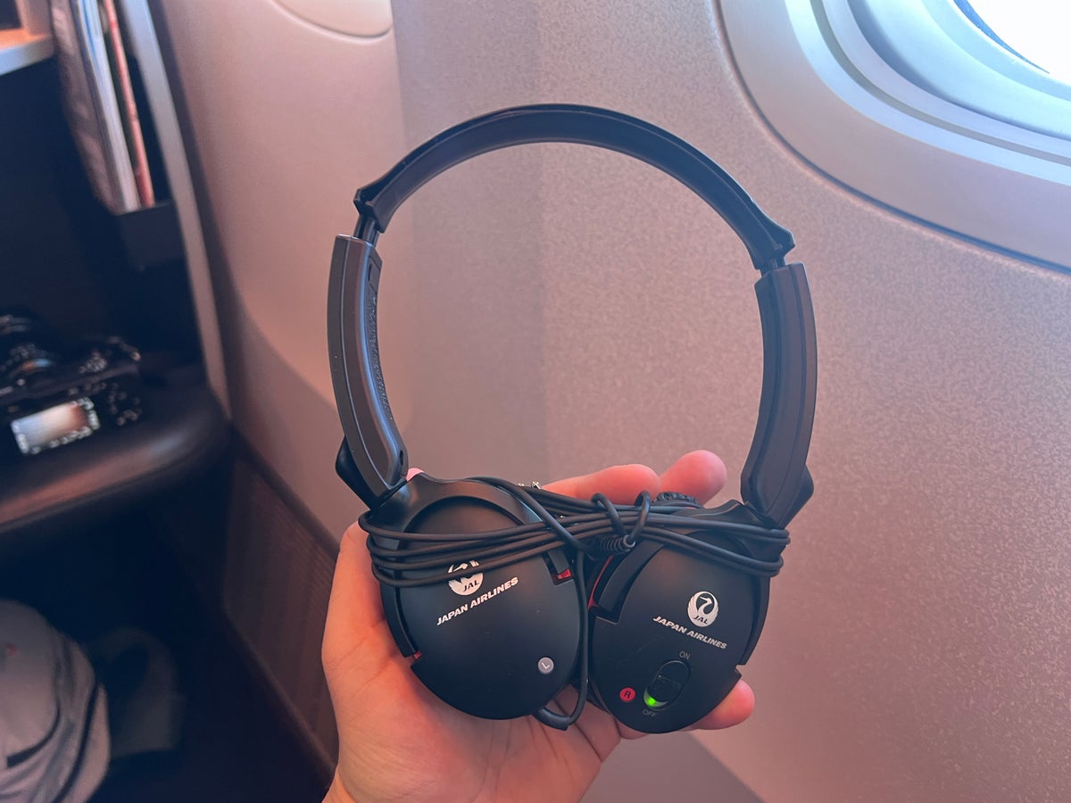 Japan Airlines 777 300er business class headphones