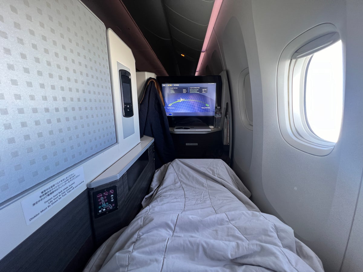 Japan Airlines 777 300er business class laying in bed