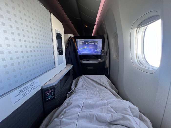 Japan Airlines 777 300er business class laying in bed Japan Airlines 777 300er business class laying in bed