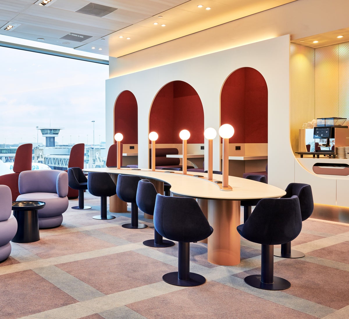 Oneworld lounge Amsterdam seating 2