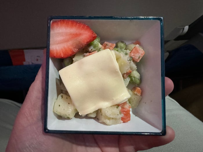 SriLankan DOH CMB A330 300 economy child salad SriLankan DOH CMB A330 300 economy child salad