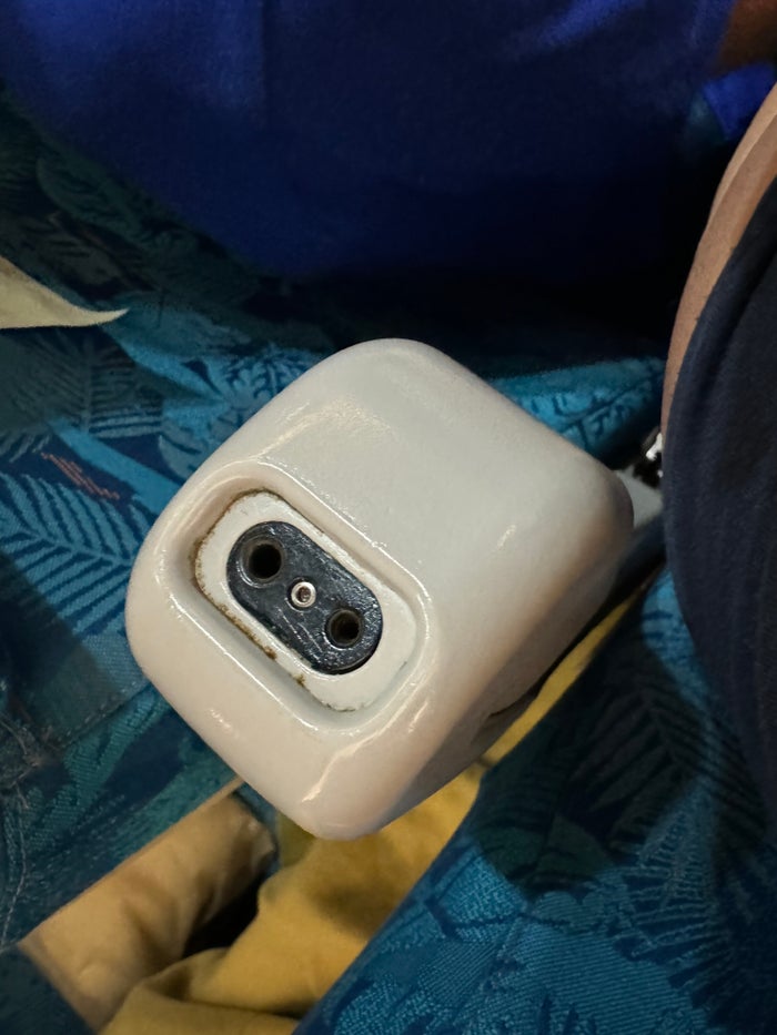SriLankan DOH CMB A330 300 economy earphone jack SriLankan DOH CMB A330 300 economy earphone jack