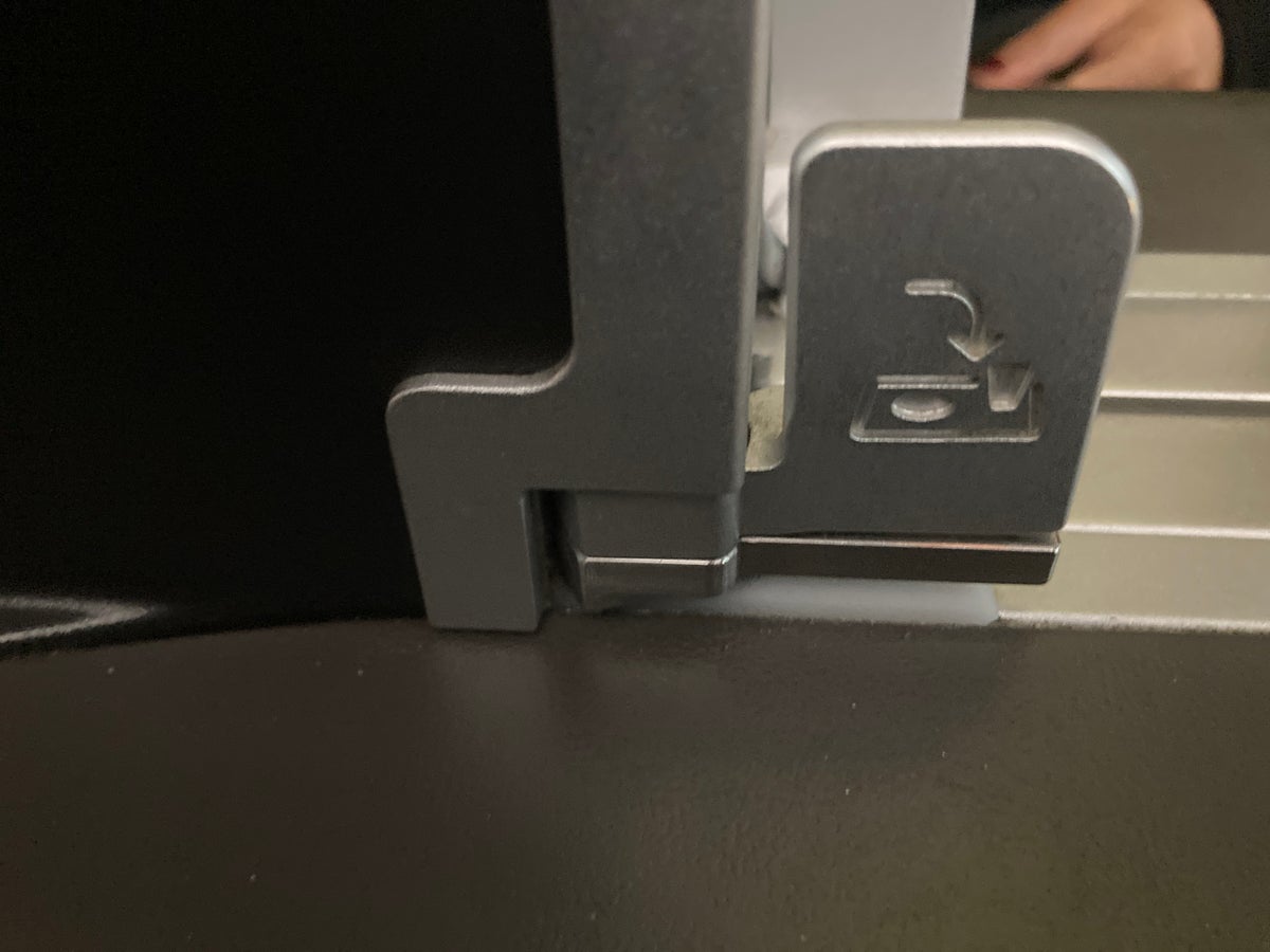 TAP Air Portugal A321LR neo business class EWR LIS latch for tray table