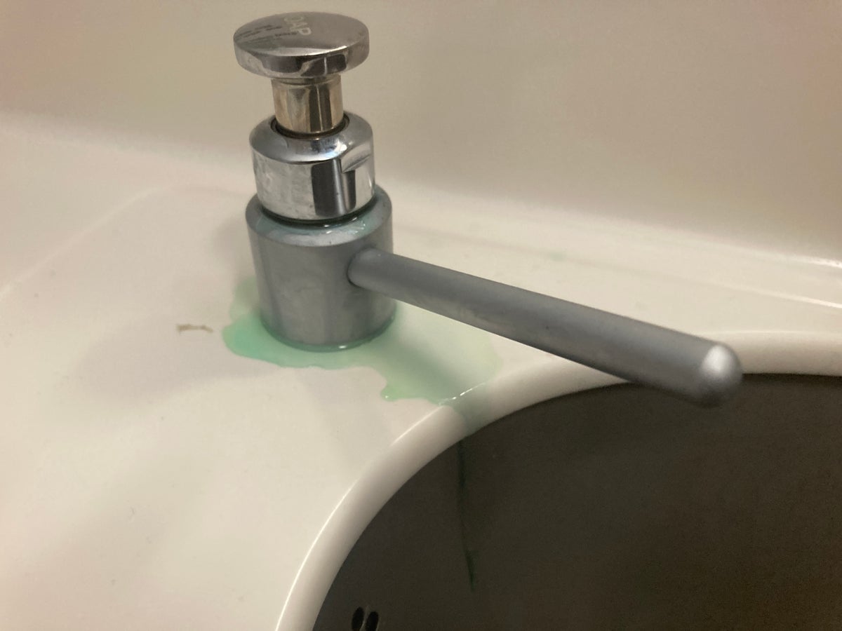 TAP Air Portugal A321LR neo business class EWR LIS lavatory leaking soap
