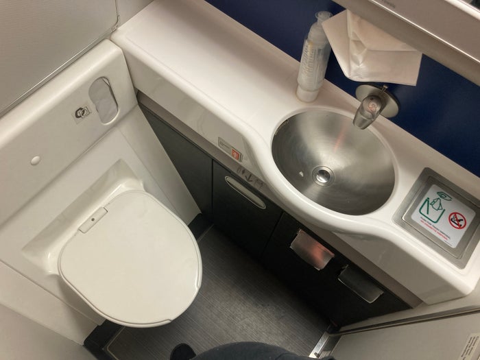 United Boeing 777 200 economy lavatory
