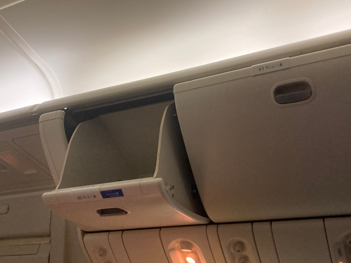 United Boeing 777 200 overhead bins