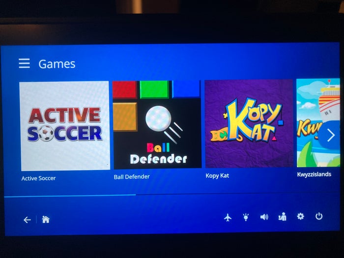 United Boeing 777 200 personal entertainment system games